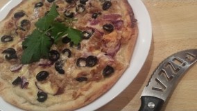 بيتزا بالصلصة البيضاء/pizza sauce blanche/pizza with white sauce