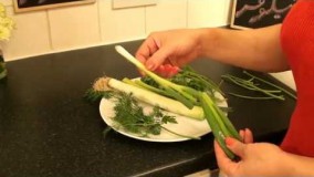 آشپزی ایرانی-روش خرد کردن سبزی جهت کوکو سبزی و دیگر غذاها 