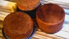 کیک پزی-تهیه کیک اسفنجی شکلاتی