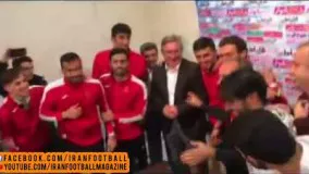 شادی بازیکنان پرسپولیس در کنفرانس خبری به همراه برانکو