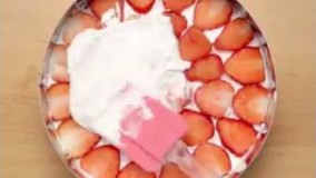 کیک پزی-تهیه کیک ساده و تازه توت فرنگی