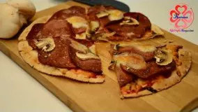 آموزش آشپزی-طرز تهیه پیتزای پپرونی خانگی با نان ساده