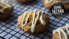 شیرینی پزی-تهیه کوکی رژیمی با شکلات سفید