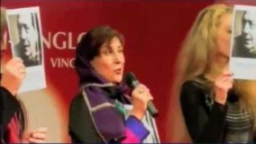 سیمین (فاطمه) معتمد آریا هنگام دریافت جایزه هانری لانگو