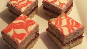 تهیه کیک-بسکیت  با مربای آلوبالو