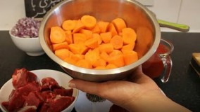 Episode 97 _  خرد کردن سبزیجات مورد نیاز خوراک لوبیا سبز به سبک آشپزی با نیلوفر