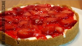 کیک پزی-تهیه کیک پنیری توت فرنگی یخچالی