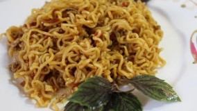 آشپزی مدرن- طرز تهیه نودل با تخم مرغ