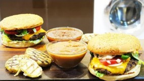 همبرگر خانگی با سیب زمینی خوشمزه و سالم یک برگر مدیترانه 