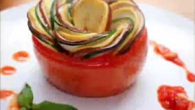 آشپزی مدرن-طرز تهیه راتاتویی با تزئین به شکل گل رز