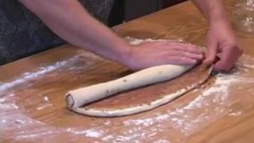 شیرینی پزی-آموزش رول دارچین- فرم دهی خمیر