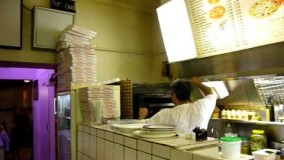 بفرمایید از پیتزا های من نوش جان کنید