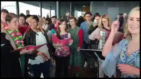 اجرای خیابانی آهنگ معین توسط زنان ایسلندی