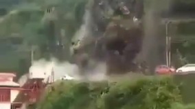 ریزش وحشتناک کوه در جاده روی خانه و ماشینی که در همان نزدیکی بودند