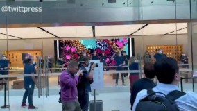 صف مردم برای خرید آیفون در اپل‌استور