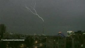 اولین باران پاییزی تهران و برخورد رعدوبرق بر سر برج میلاد