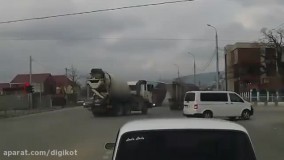 تصادف وحشتناک کامیون با یک دستگاه تریلی در چهارراه