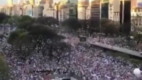 بوئنوس آیرس در هنگام دفن اسطوره فوتبال دنیا