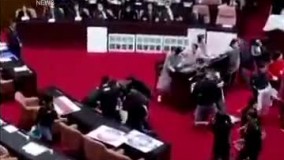 کتک‌ کاری نمایندگان در پارلمان تایوان !