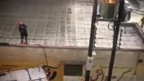 اقدام مامور آتش‌نشانی اهواز برای خاموش کردن آتش ترانس‌ برق