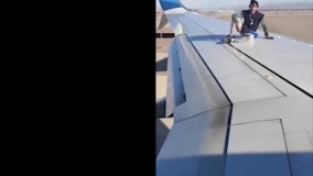 حرکات احمقانه مسافر روی بال هواپیما