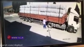 اشتباه مرگبار یک مرد حین باز کردن بار از تریلی