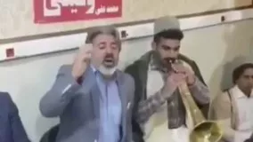 آوازخوانی یک کاندیدای مجلس برای جذب آرا