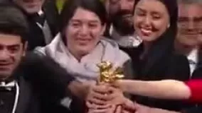 لحظه اهدای خرس طلایی به دختر رسول اف