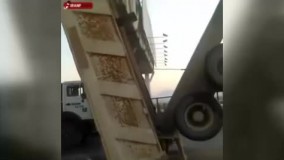 تصادف عجیب کامیون با پل عابر پیاده در اصفهان