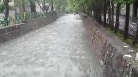 جاری شدن سیلاب در مسیل رودبار بلوار میرداماد تهران