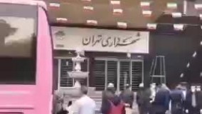 تجمع اعتراضی دستفروشان  مقابل شهرداری تهران