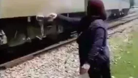 استقبال اهالی زیرآب از  ریل‌باس با اسپند