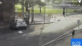 گشت زنی یک کانگورو در خیابان های خلوت استرالیا