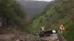 جاری شدن سیلاب و ریزش کوه در محور کندوان