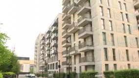 آوازخوانی از بالکن خانه برای همسایه ها