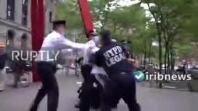 خشونت پلیس و بازداشت معترضان در منهتن