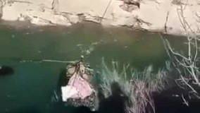 لحظات دلهره‌آور انتقال مادر و نوزاد تازه به دنیا آمده از روی رودخانه