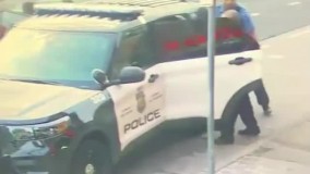 لحظه کتک زدن جرج فلوید داخل خودرو پلیس