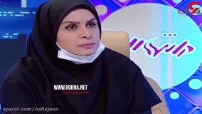 بوسیدن دست فریبا توسط یک روحانی در پخش زنده تلویزیون