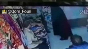 فیلمی عجیب از اتش گرفتن پول مشتری