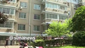 لحظه سقوط کودک چيني از طبقه پنجم