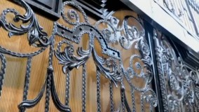 درب و حفاظ ثامن فرفوژه(هشتمین نور) در ساختمانی دیگر