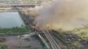 قطار آمریکایی از ریل خارج و آتش گرفت
