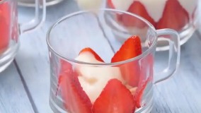 طرز تهیه دسر توت فرنگی خامه ای