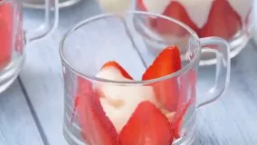 طرز تهیه دسر توت فرنگی خامه ای