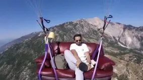 هنرنمایی باورنکردنی پاراگلایدرسوار ترک
