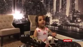 همخوانی رضا صادقی با دخترش