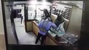 کلیپ سرقت مسلحانه از طلافروشی واقع در باغ فیض اسلامشهر