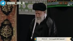 دعا خوانی ایستاده رهبر انقلاب در دومین شب مراسم عزاداری در حسینیه امام خمینی(ره)