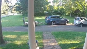 برخورد وحشتناک تایر خودرو به درب یک منزل